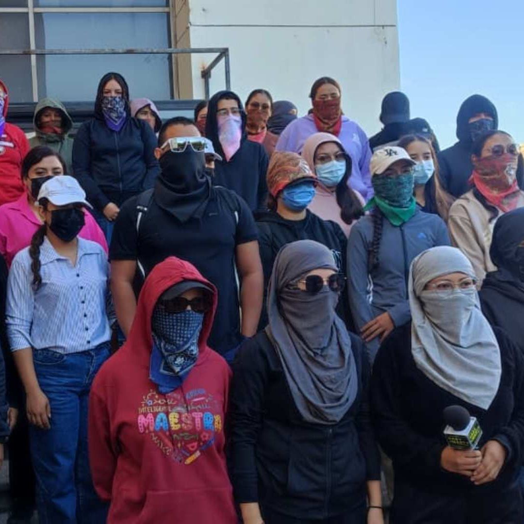 Maestras Toman Oficinas de Educación en Chihuahua